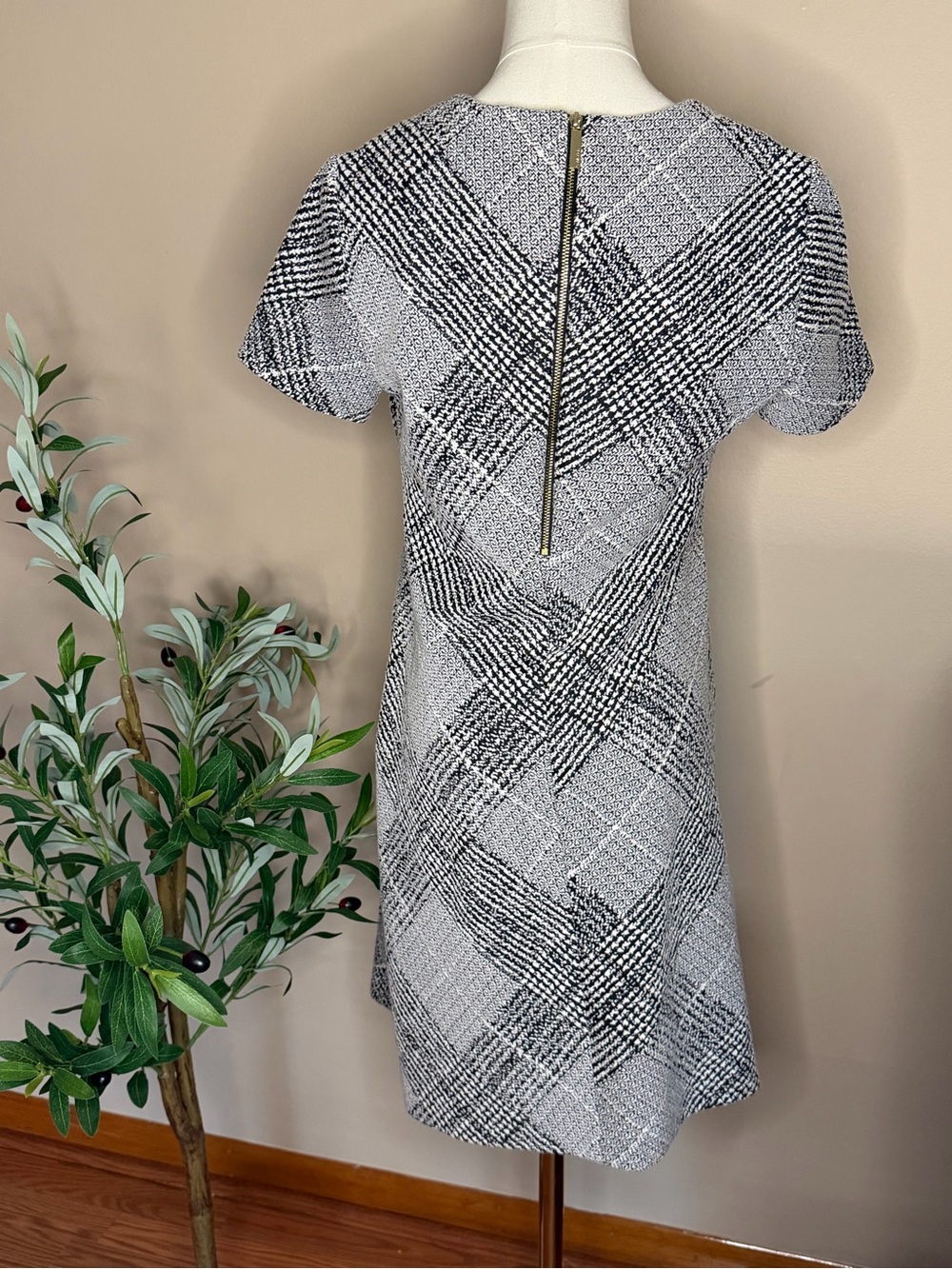 286. Calvin Klein Black and White Tweed Shift Dress - Picture 3 of 4